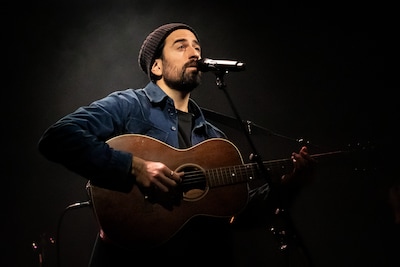 Bezoekers lopen weg bij concert Dotan tijdens boodschap over homoseksualiteit: ‘Voelt vreemd’