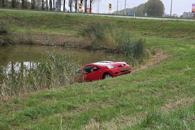 Automobilist rijdt water in langs afrit A12 bij Duiven
