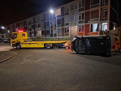 Vandalen gooien in Ede zwarte Citroën midden op straat omver