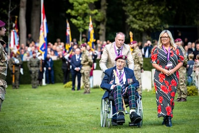 Laatste veteraan Geoff Roberts (101) legt onder luid applaus een krans voor zijn gevallen kameraden