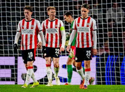 PSV op bloedstollende wijze uit de Champions League geknikkerd na chaotische slotfase tegen Bayern München