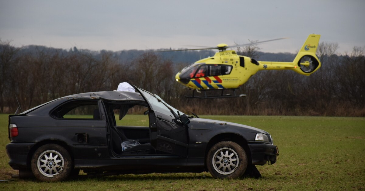 Automobiliste slaat over de kop en komt in weiland tot stilstand, traumahelikopter geland