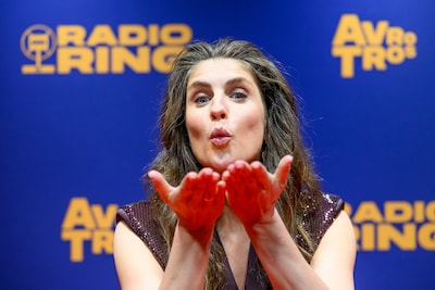 Marieke haalt reusachtige kerstboom in huis en Sylvie in haar nopjes met ‘fresh hair’