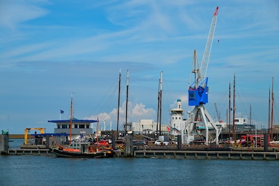 Vijf schoolkinderen lichtgewond door aanvaring met vrachtschip bij Harlingen