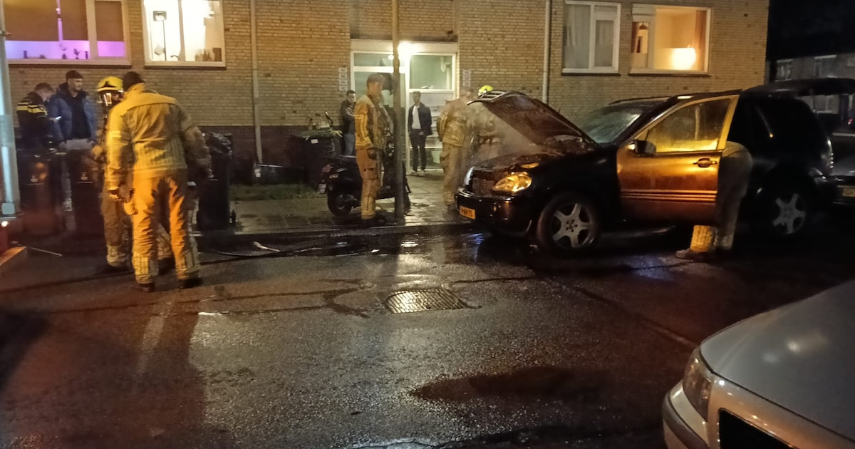 Brand onder motorkap van auto op de Schepen van der Portenstraat in Roermond