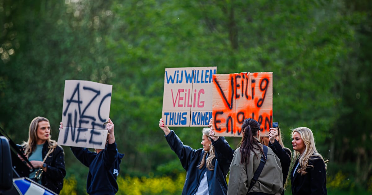 Demonstranten steken zwaar vuurwerk af bij protest tegen opvang van vluchtelingen in Engelen, ME ing