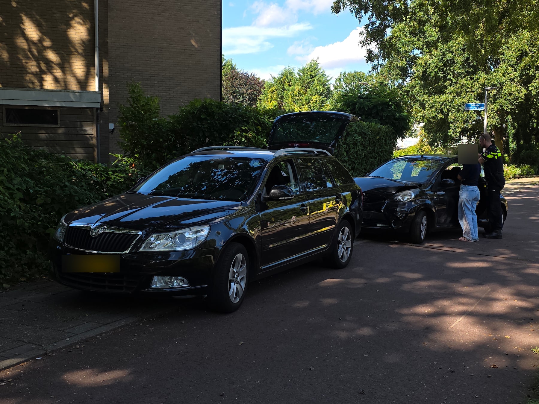 Schade na botsing tussen auto's in Nijmegen