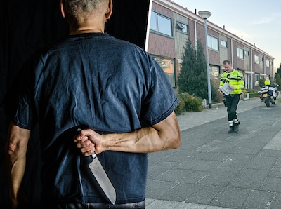 Ruzie over harde muziek loopt hoog op, dan pakt Theo (76) zijn mes en ‘prikt’ hij zijn buurman: ‘Stom’