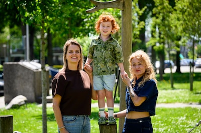 Zwangere Romina leefde op straat, nu heeft ze een zoon, een thuis en een ‘tweede familie’: ‘Ik heb ontzettend geboft’