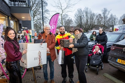 Nijeveen bedankt bezorger Tony uit Irak die altijd naar iedereen zwaait: ‘Ik kon niet meer stoppen met huilen’