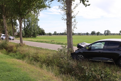 Auto rijdt tegen boom: drie gewonden, traumahelikopter opgeroepen