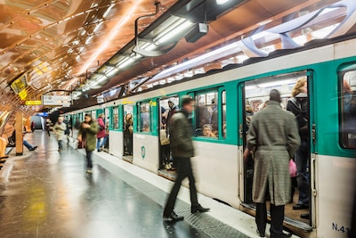 Drie vrouwen in verschillende metrostations Parijs neergestoken, dader opgepakt