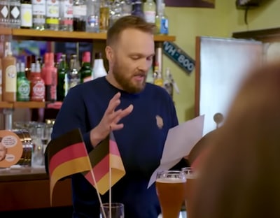 Arjen Lubach houdt zich aan belofte en verrast studenten Duits in Utrecht met gratis bier
