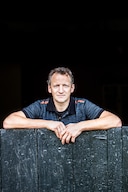 Bart Kemp op zijn boerderij in Ede.