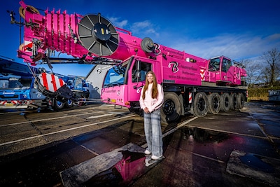 Zwager verrast kraanmachinist Charity met roze gevaarte van 72 ton: ‘Ik had helemaal niets in de gaten'