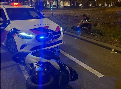 Scooterrijder met afgeplakt nummerbord wacht fikse boete na politie-achtervolging