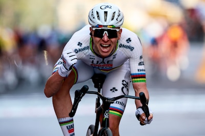 IJzersterke Tadej Pogacar lost Mathieu van der Poel op Poggio en pakt met Milaan-San Remo zijn vierde monument