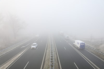 Mist hindert vanochtend vliegverkeer Eindhoven Airport, na droge pakjesavond volgen uitzonderlijk warme dagen