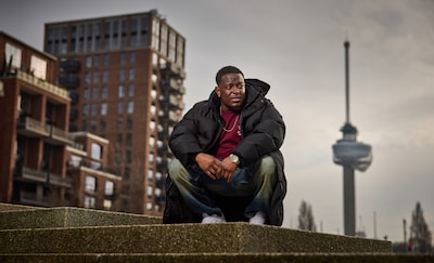 Vuilnisman Jurick rijdt dikke auto en droomt van een villa: ‘Mensen vragen waar ik het van doe’