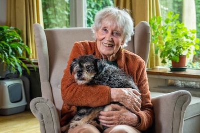 Paula (82) en haar dove hondje Dolfie zijn onafscheidelijk: ‘Ik heb hem op het nippertje van het spuitje gered’