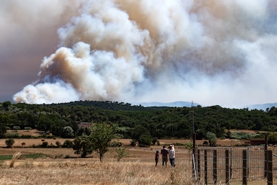 Natuurbrand uitgebroken aan Costa Brava: ‘Blushelikopters halen de zwembaden leeg’