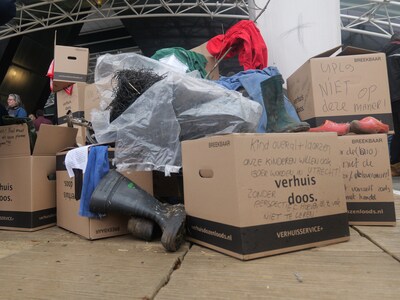 Protesterende boeren zetten tientallen verhuisdozen neer bij provinciehuis Utrecht: ‘Afschuwelijk wa