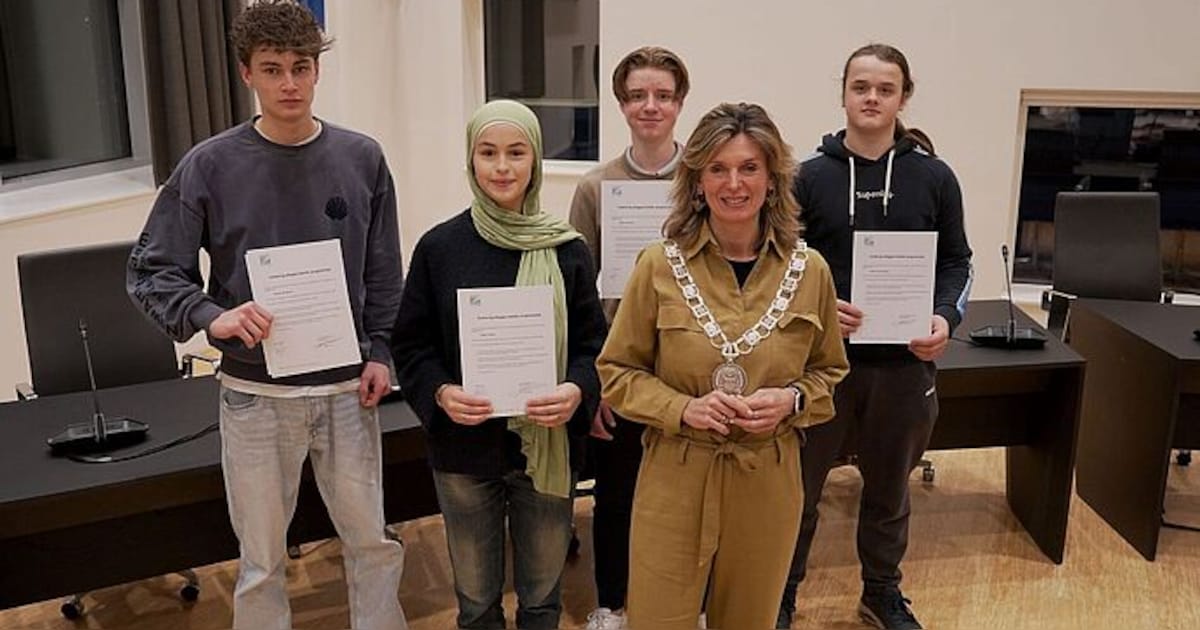 Burgemeester Langenacker installeert vier nieuwe jongerenraadsleden in Zeist