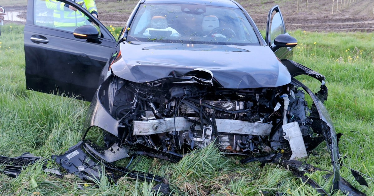 Auto total loss na botsing met vangrail op A15 bij Dodewaard