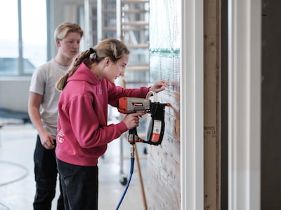 Timmeren, schuren, boren: op deze school maken de leerlingen twee levensgrote tiny houses die ook écht bewoond worden