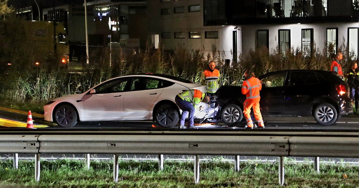 Auto’s met kinderen op achterbank botsen op A59 bij Nieuwkuijk, meerdere ambulances naar snelweg