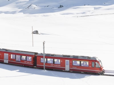 Trein met 80 passagiers ontspoord door lawine in Zwitserland, politie vreest meerdere gewonden