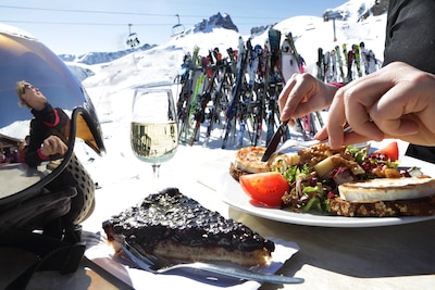 Pas thuis beseft Jan hoeveel geld hij op de piste heeft uitgegeven