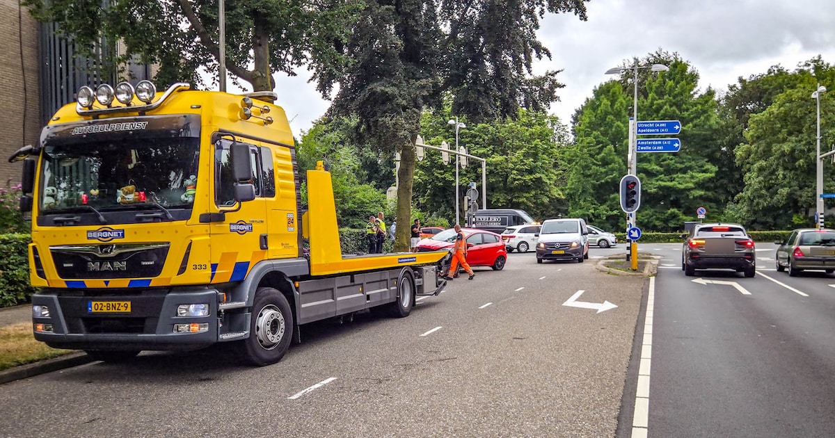 Auto botst tegen boom op Blekerssingel in Amersfoort