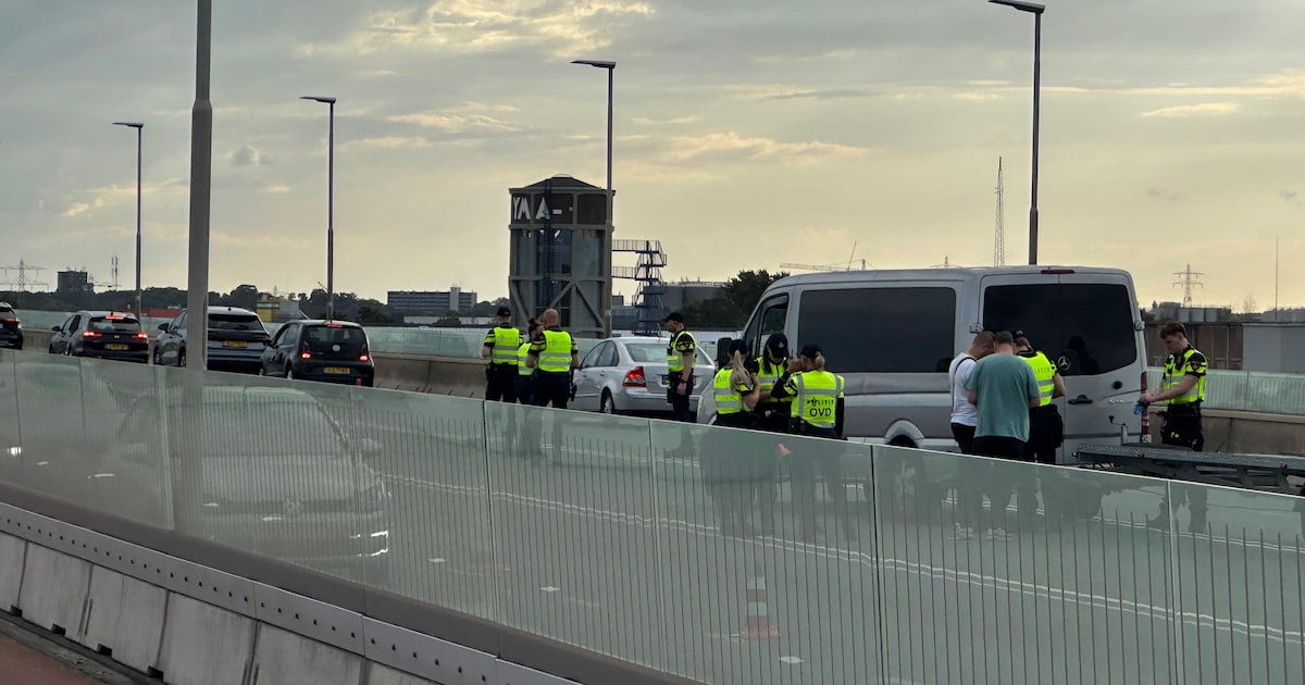 Grote politiecontrole op Nijmeegse brug zorgt voor enorme vertraging
