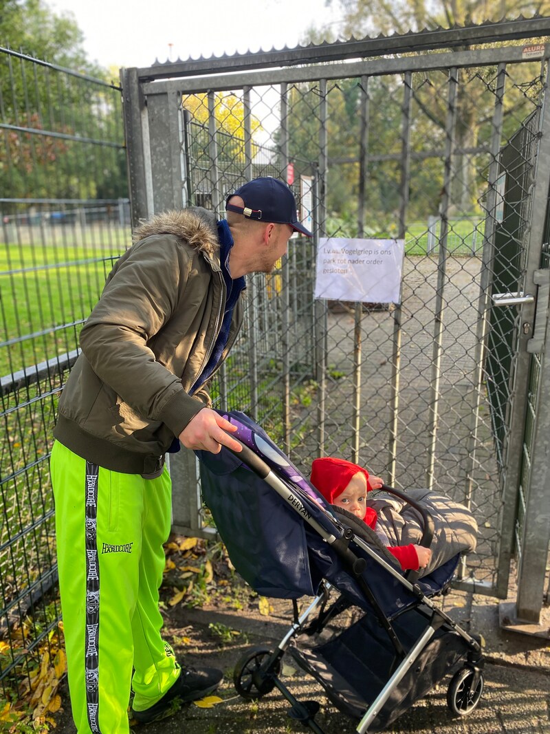 Tielenaar Erik Alsem (33) wilde met zijn zoontje Alessandro (11 maanden) naar Hertenkamp maar stond voor een gesloten poort.