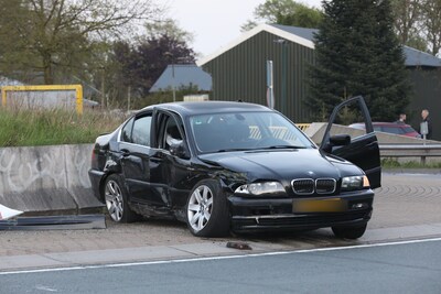 BMW ramt betonnen wand van rotonde: traumahelikopter opgeroepen