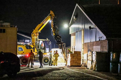 Koeien vallen in put bij boerderij: reddingsactie brandweer, persoon raakt zwaargewond