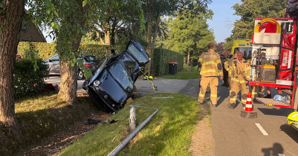 Auto klemgezet met shovel na ongeluk, inzittende bevrijd.