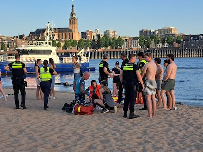 Omstanders redden drenkeling uit de Waal bij Nijmegen