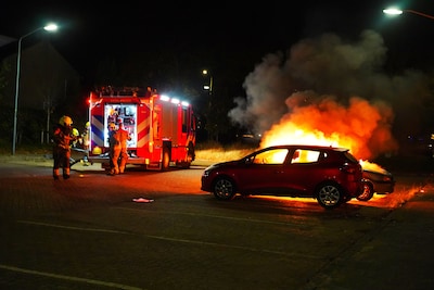 Geparkeerde auto brandt uit in Oosterhout