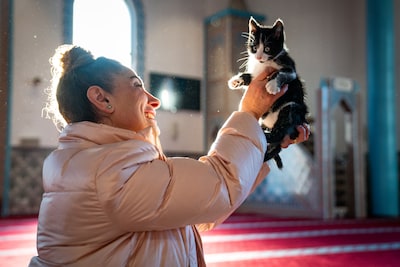 Songül richtte voedselbank op voor huisdieren en het loopt storm: ‘Ik doe dit vanuit mijn hart’