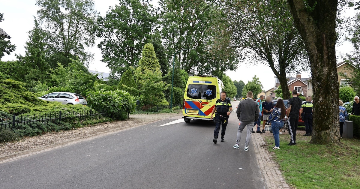 Fietsster gewond na botsing met auto in Rijkevoort
