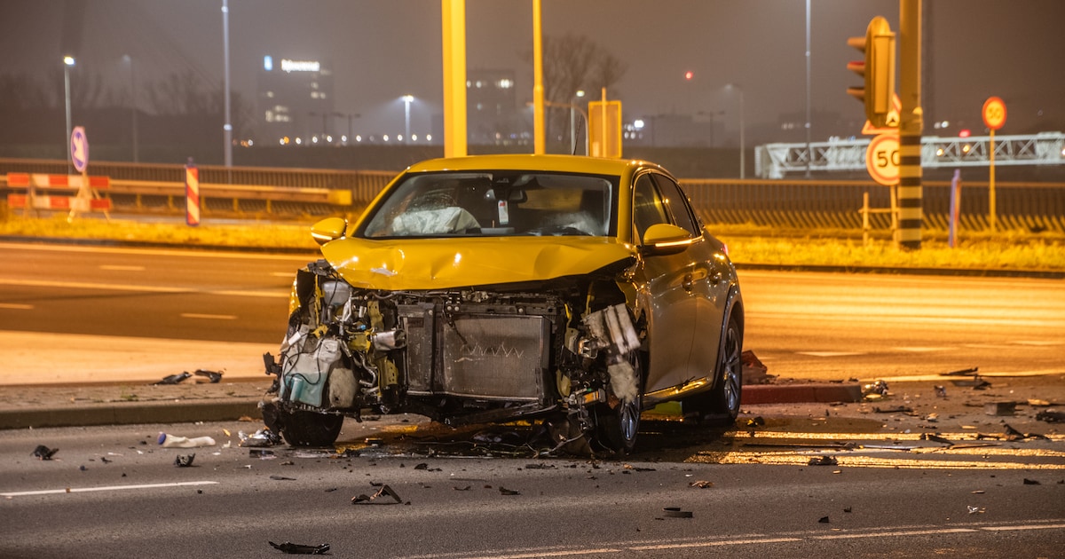 Kruispunt Utrecht langdurig afgesloten door botsing met politieauto