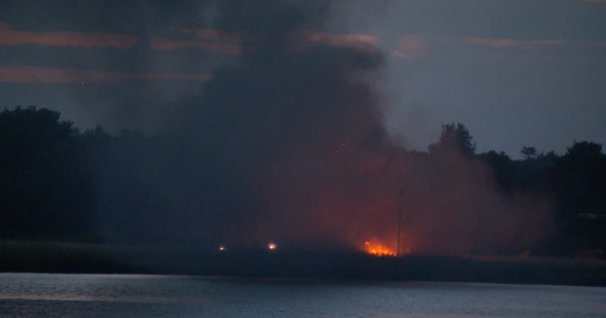 Plezierjacht vat vlam aan Maashaven in Roermond, brand nog niet geblust
