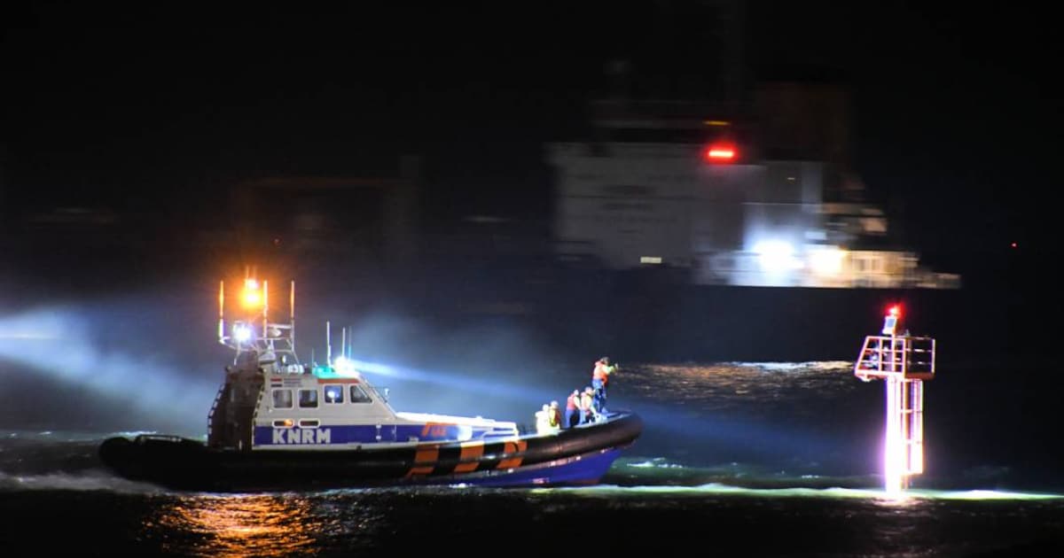 Twee vastzittende fotografen op een boei schreeuwen om hulp in Vlissingen