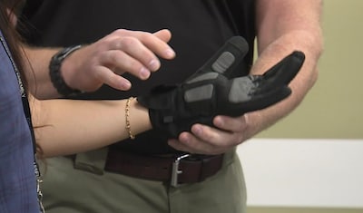 Omstreden ‘schokhandschoen’ van ICE duikt op bij Amerikaanse scholen, ouders slaan alarm