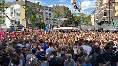 LIVE Vierdaagse | Groot feest bij opkomst Rutger van Barneveld op bomvol plein • Opstoppingen door v