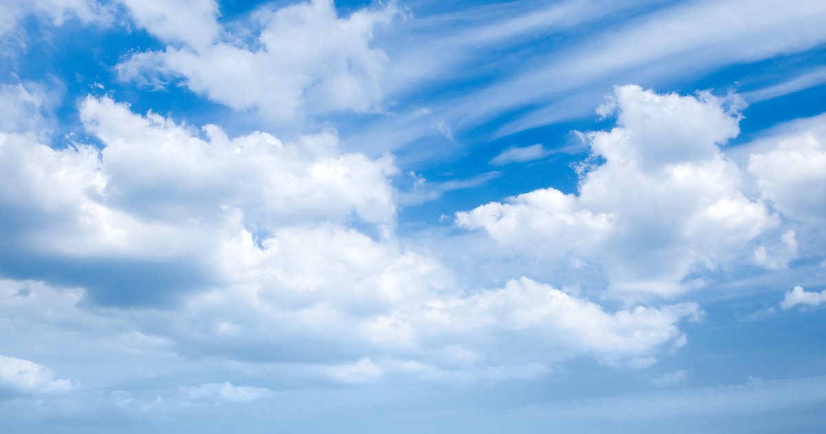 Mix van opklaringen en wolken in Lingewaard in de nacht