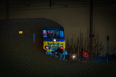 Reizigers wachten na brand in trein twee uur midden in weiland, met bussen naar station gebracht