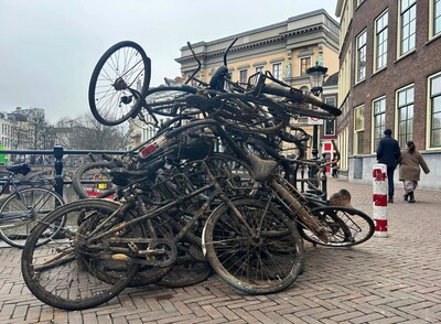 Kunst of rommel? Deze fietsenberg langs de Utrechtse gracht trekt bekijks